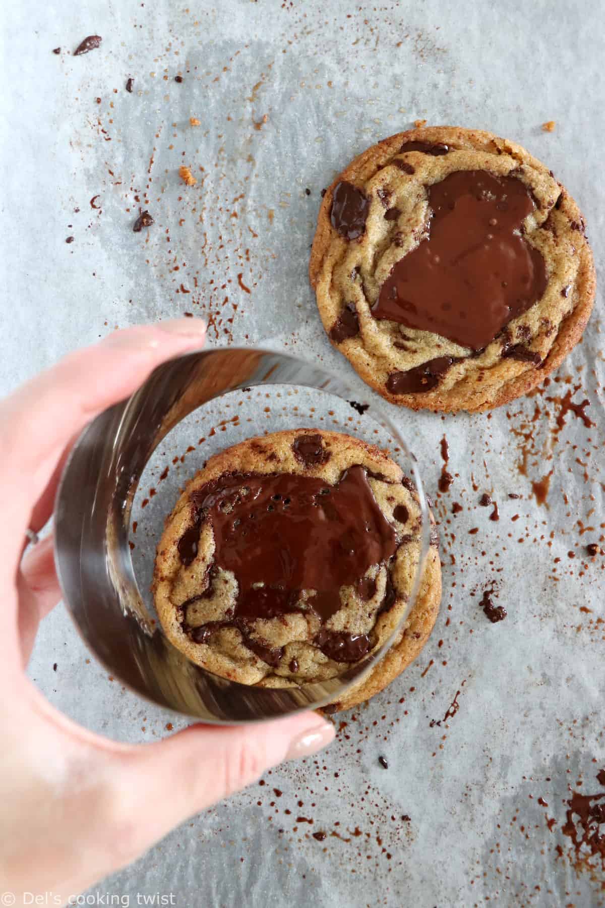 La recette des meilleurs cookies aux pépites de chocolat enfin dévoilée ! Riches en beurre, légèrement croustillants et chewy. On adore !