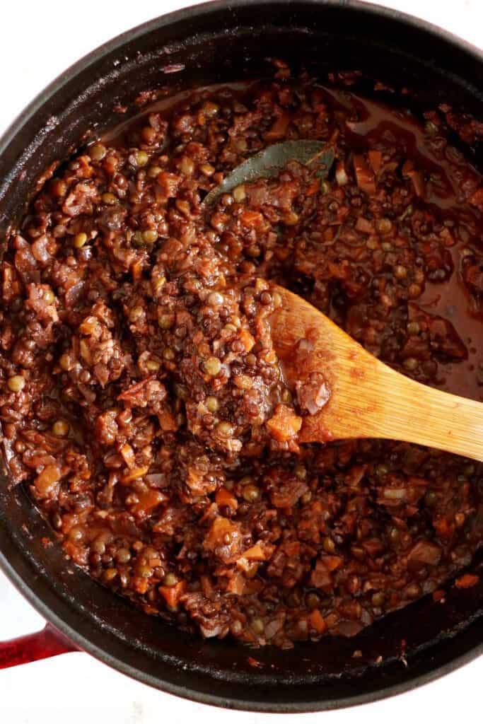 Ces lasagnes bolognaise végétariennes sont réalisées avec une bolognaise aux lentilles maison, des pâtes à lasagnes et une sauce béchamel.