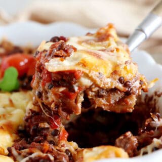 Ces lasagnes bolognaise végétariennes sont réalisées avec une bolognaise aux lentilles maison, des pâtes à lasagnes et une sauce béchamel.