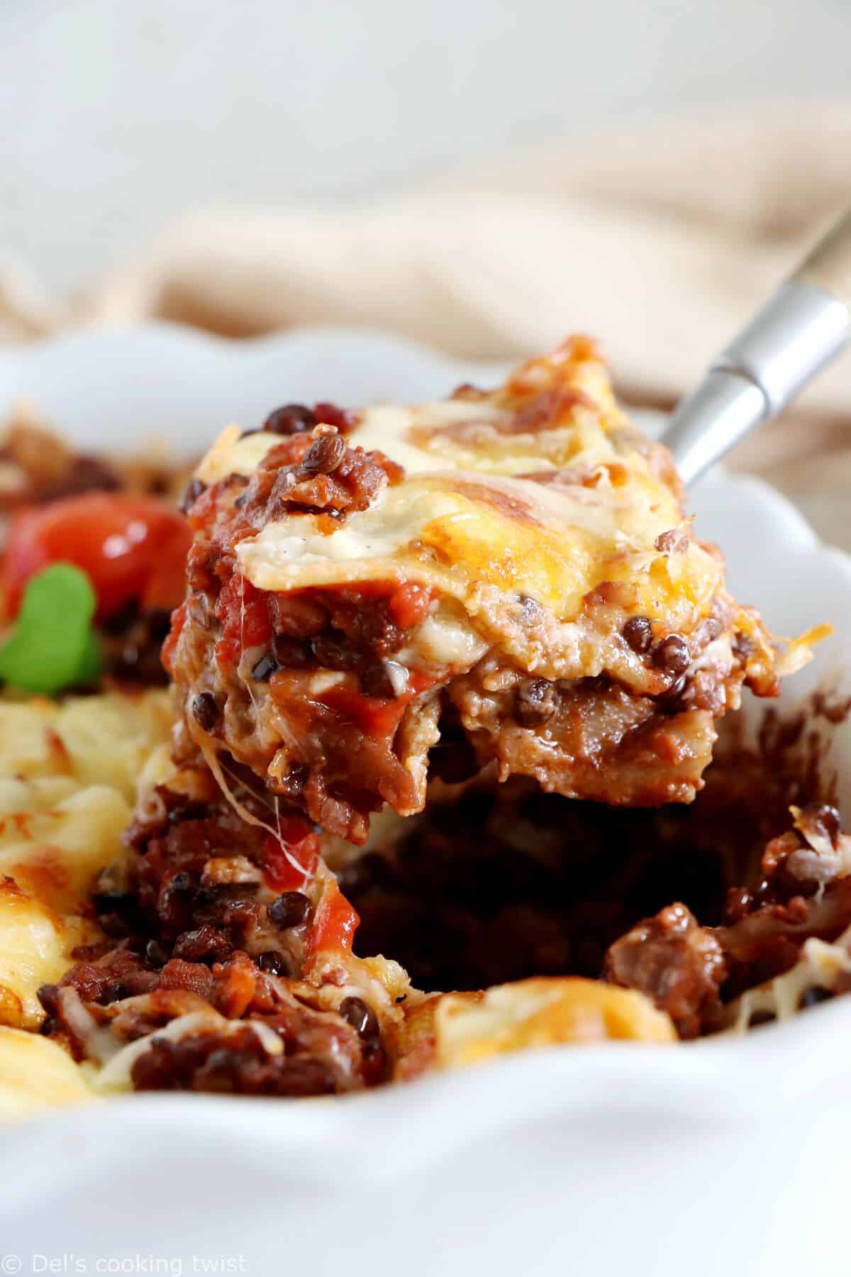 Ces lasagnes bolognaise végétariennes sont réalisées avec une bolognaise aux lentilles maison, des pâtes à lasagnes et une sauce béchamel.