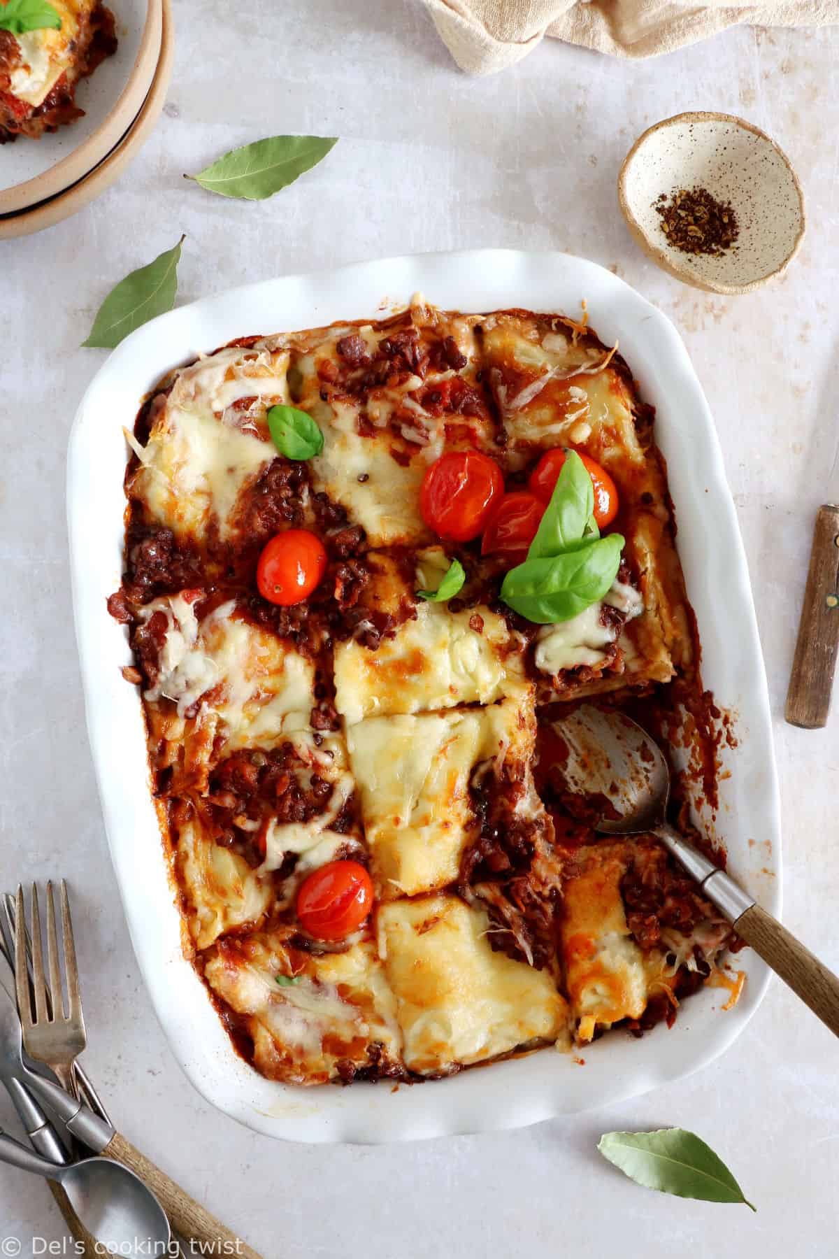 Ces lasagnes bolognaise végétariennes sont réalisées avec une bolognaise aux lentilles maison, des pâtes à lasagnes et une sauce béchamel.