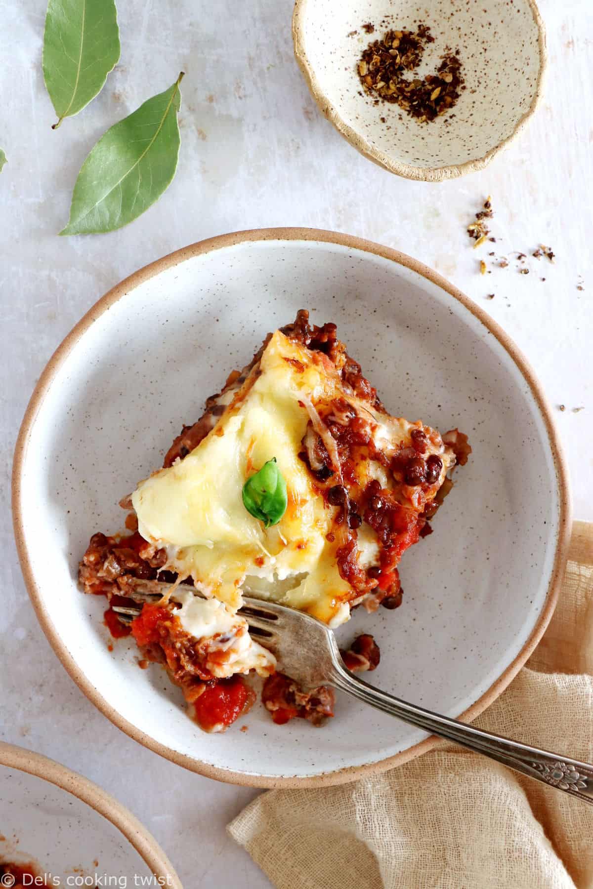 Ces lasagnes bolognaise végétariennes sont réalisées avec une bolognaise aux lentilles maison, des pâtes à lasagnes et une sauce béchamel.