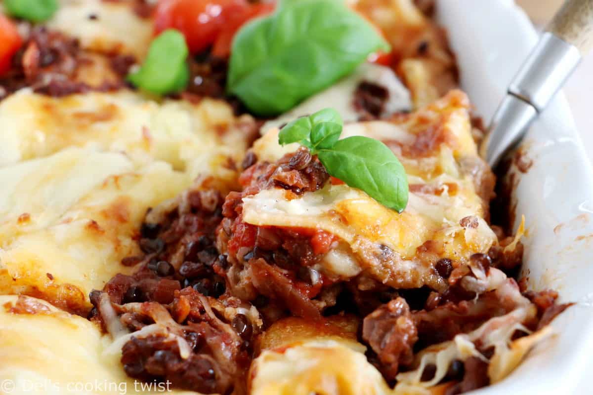 Ces lasagnes bolognaise végétariennes sont réalisées avec une bolognaise aux lentilles maison, des pâtes à lasagnes et une sauce béchamel.