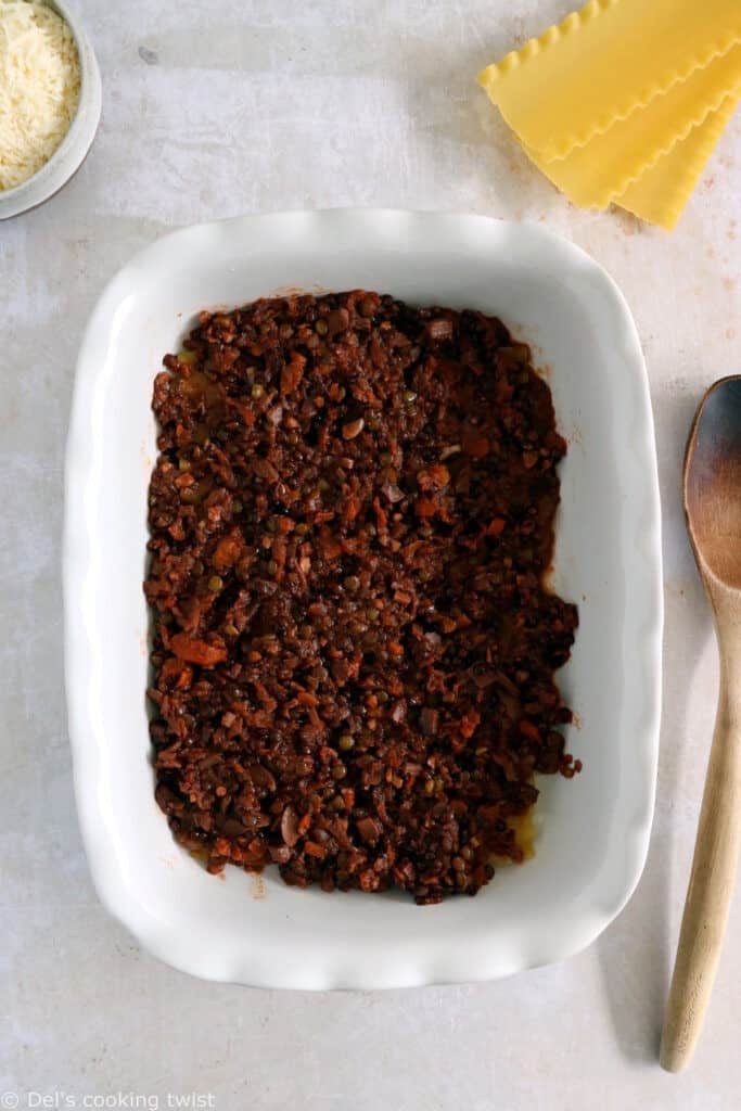 Ces lasagnes bolognaise végétariennes sont réalisées avec une bolognaise aux lentilles maison, des pâtes à lasagnes et une sauce béchamel.