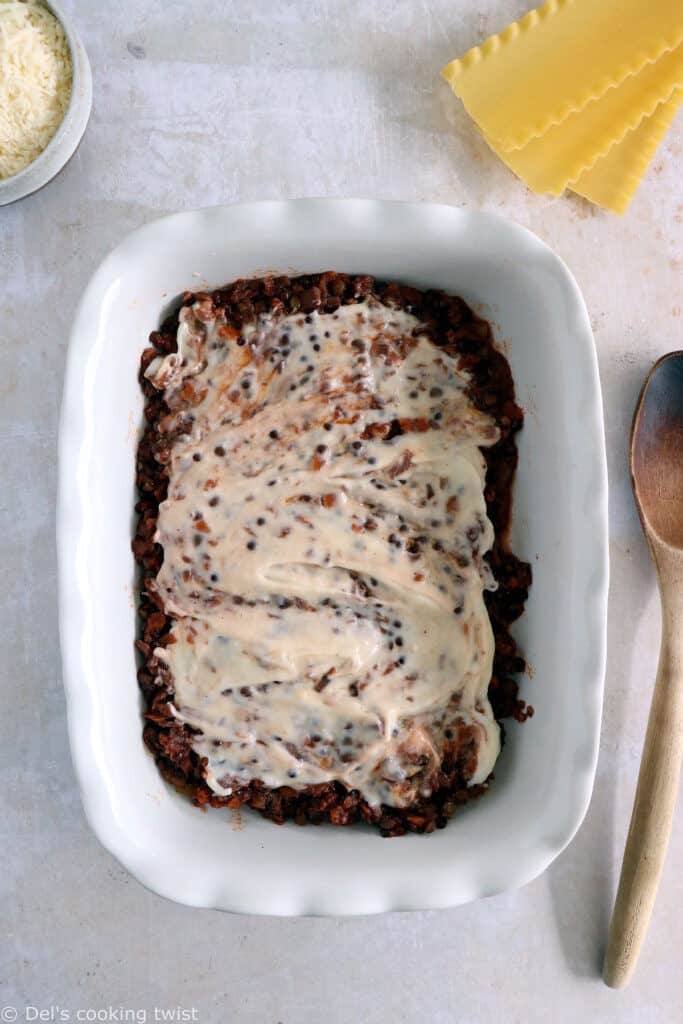 Ces lasagnes bolognaise végétariennes sont réalisées avec une bolognaise aux lentilles maison, des pâtes à lasagnes et une sauce béchamel.