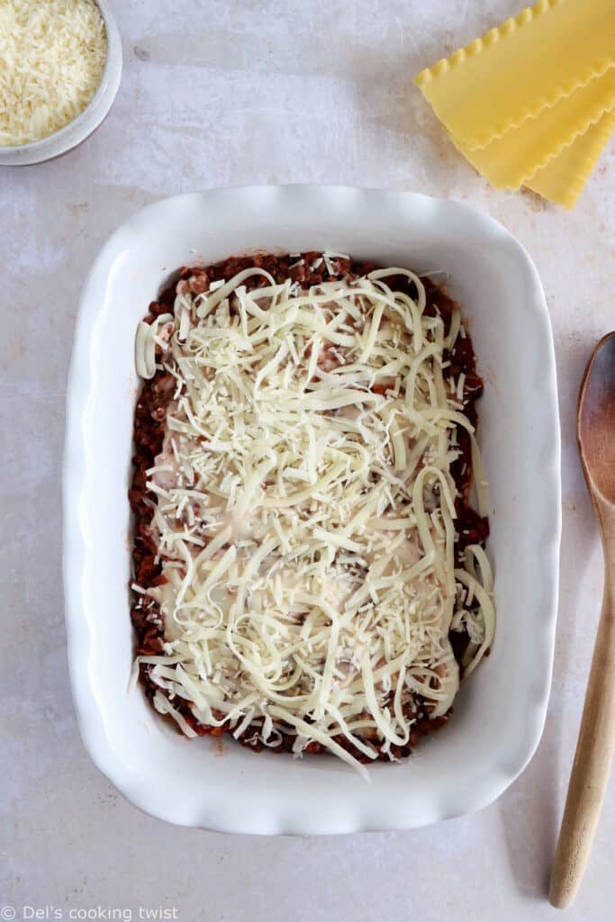 Ces lasagnes bolognaise végétariennes sont réalisées avec une bolognaise aux lentilles maison, des pâtes à lasagnes et une sauce béchamel.