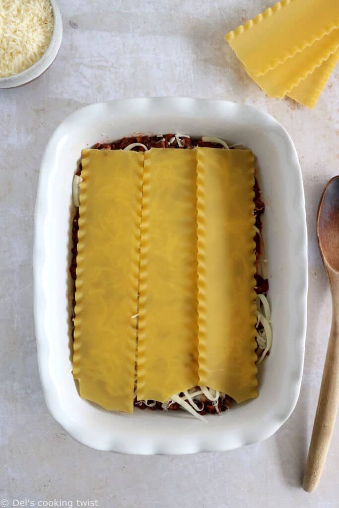 Ces lasagnes bolognaise végétariennes sont réalisées avec une bolognaise aux lentilles maison, des pâtes à lasagnes et une sauce béchamel.
