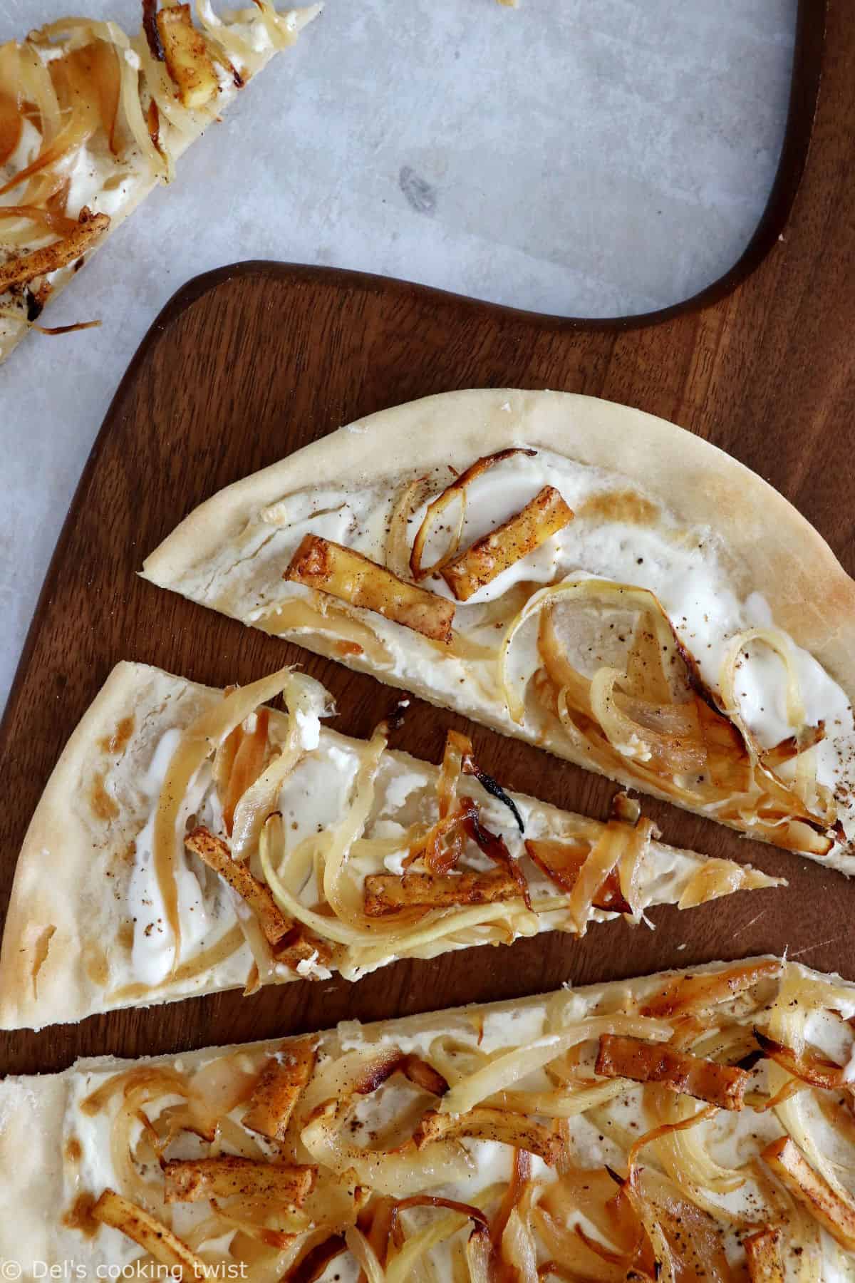 La flammekueche au tofu fumé, c'est une version végétarienne de la traditionnelle recette de tarte flambée alsacienne.