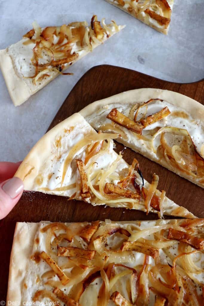 La flammekueche au tofu fumé, c'est une version végétarienne de la traditionnelle recette de tarte flambée alsacienne.