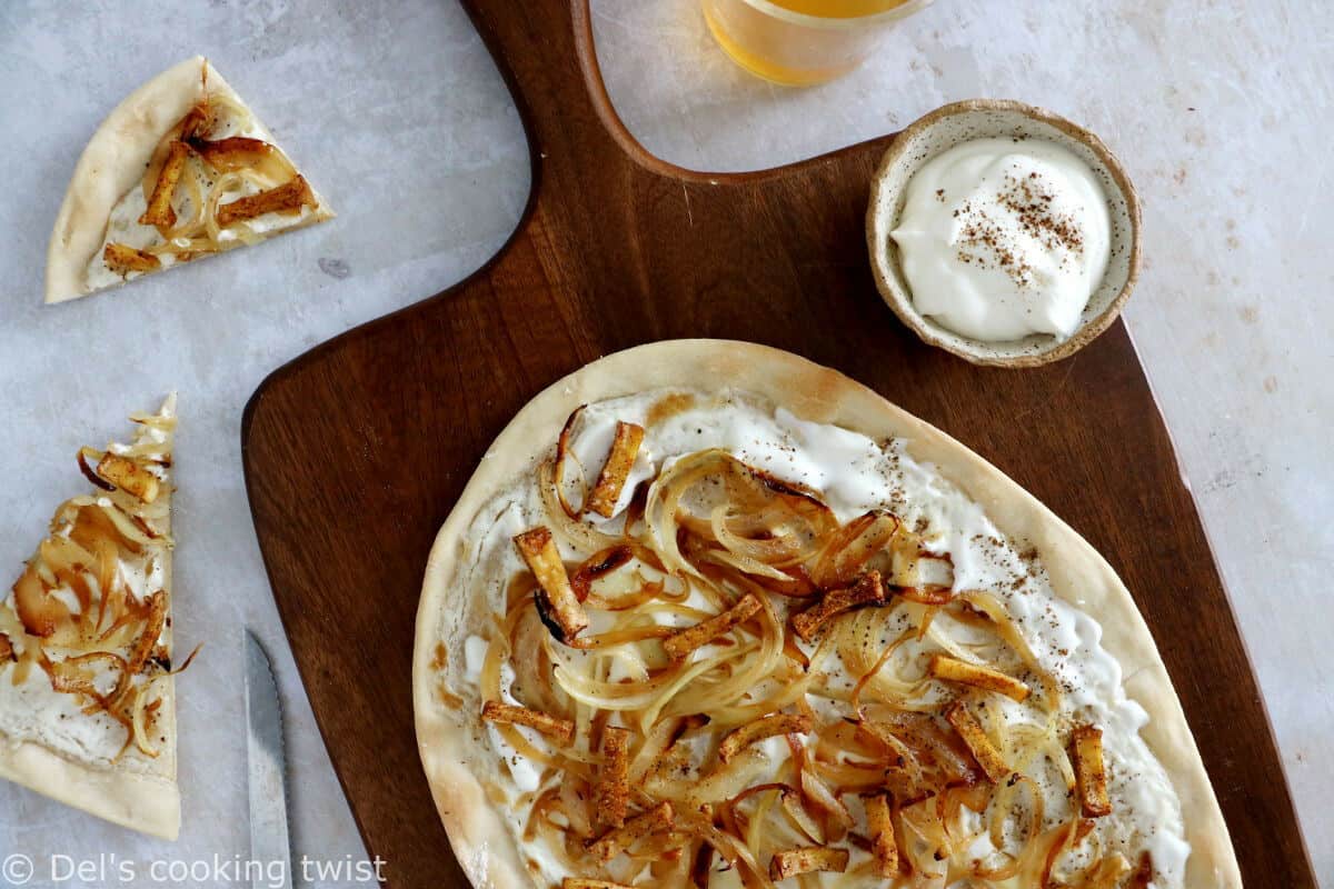 La flammekueche au tofu fumé, c'est une version végétarienne de la traditionnelle recette de tarte flambée alsacienne.