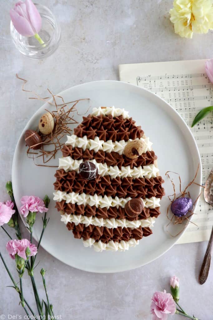 Le g&acirc;teau oeuf de P&acirc;ques noisettes et chocolat, c'est un dessert tr&egrave;s gourmand qui fera sensation sur votre table de P&acirc;ques.