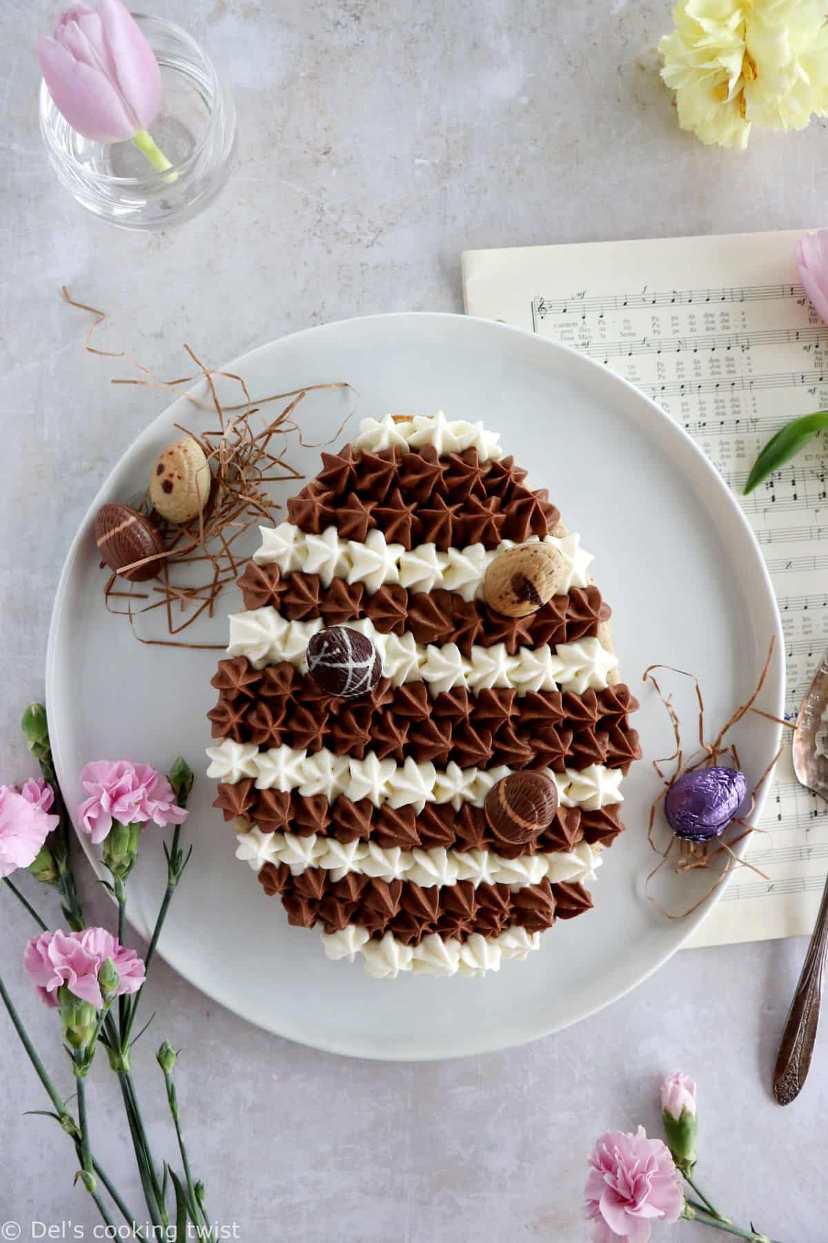 Le gâteau oeuf de Pâques noisettes et chocolat, c'est un dessert très gourmand qui fera sensation sur votre table de Pâques.