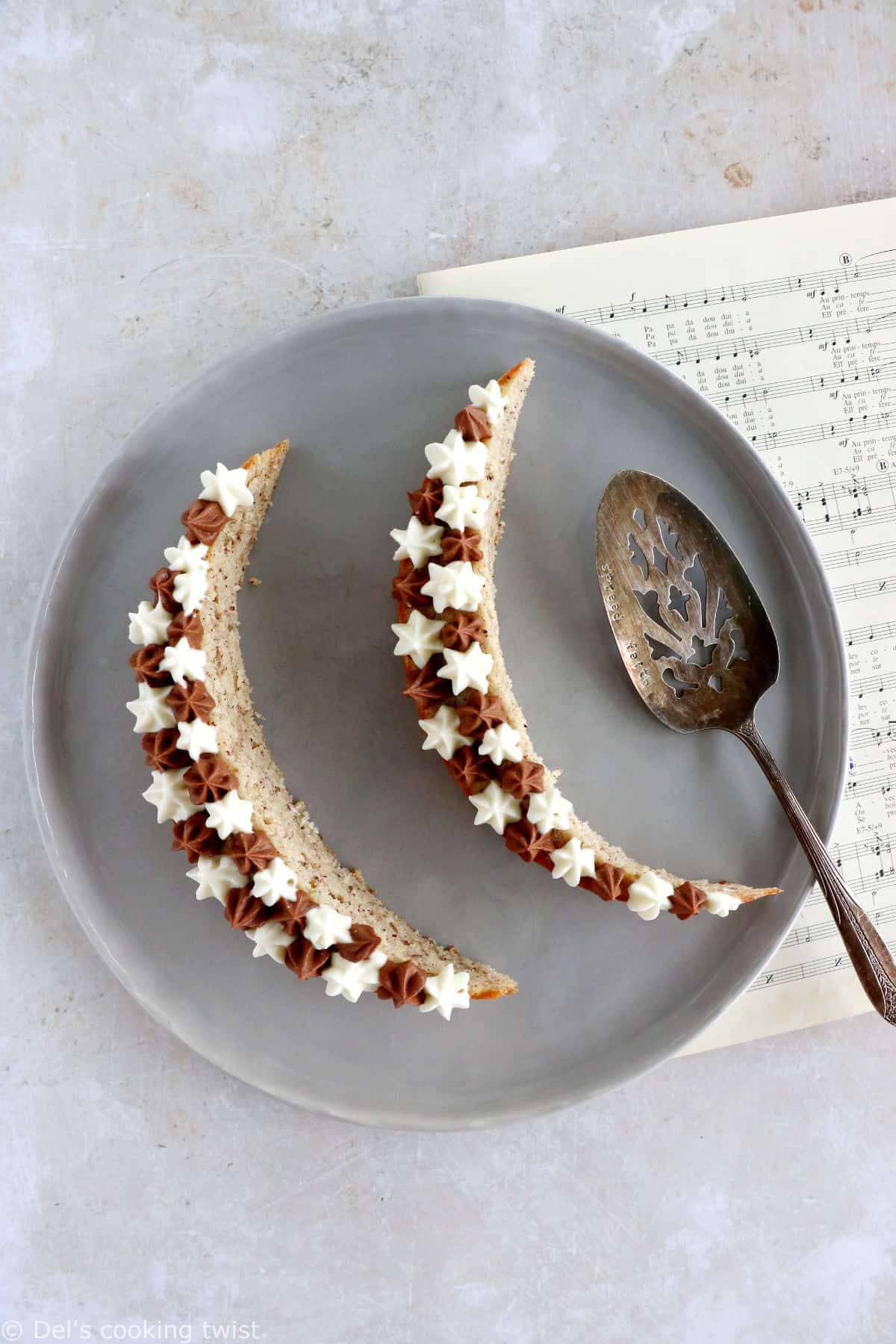 Le gâteau oeuf de Pâques noisettes et chocolat, c'est un dessert très gourmand qui fera sensation sur votre table de Pâques.