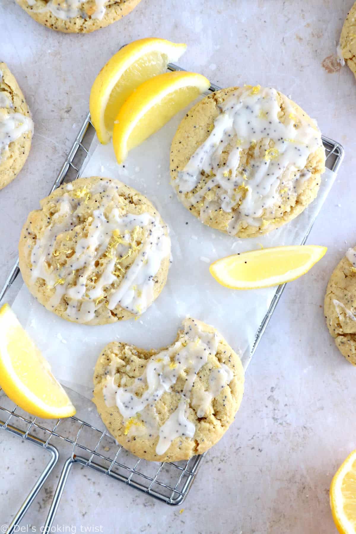 Ces cookies au citron et graines de pavot ont tout de votre cake citron-graines de pavot préféré, mais avec une texture de cookies à la fois croquante et chewy.