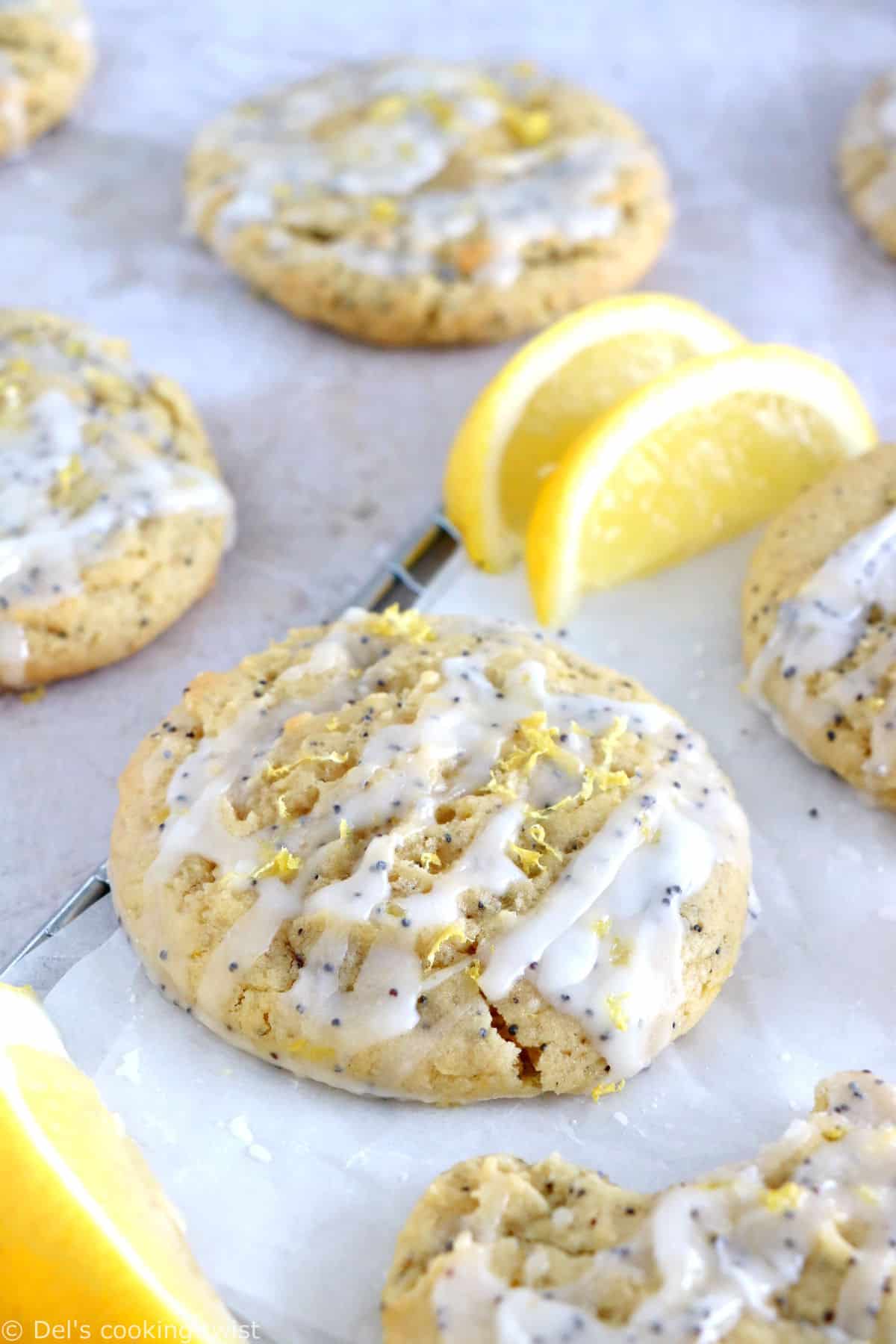 Ces cookies au citron et graines de pavot ont tout de votre cake citron-graines de pavot préféré, mais avec une texture de cookies à la fois croquante et chewy.