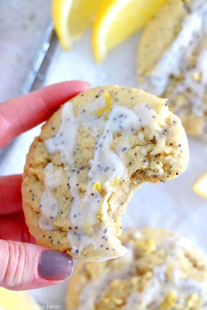 Ces cookies au citron et graines de pavot ont tout de votre cake citron-graines de pavot préféré, mais avec une texture de cookies à la fois croquante et chewy.