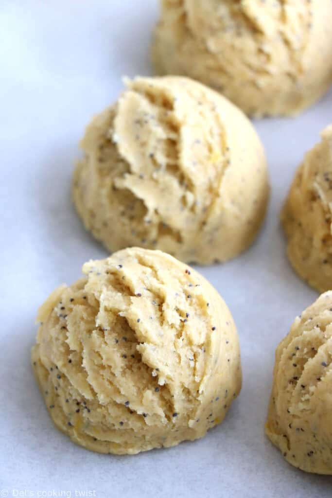 Ces cookies au citron et graines de pavot ont tout de votre cake citron-graines de pavot préféré, mais avec une texture de cookies à la fois croquante et chewy.