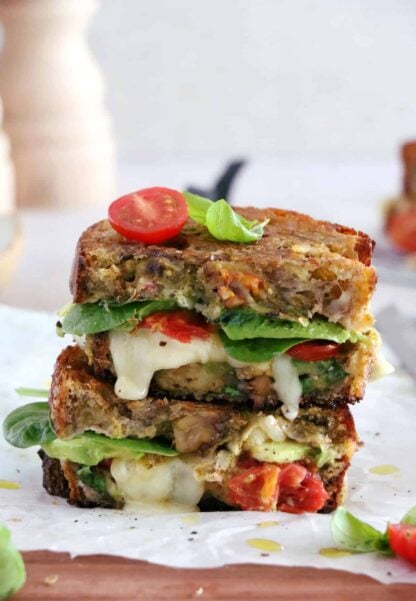 Idéal pour un repas sur le pouce, le grilled cheese avocat, tomates et mozzarella est une idée qui plaît aux petits comme aux grands.