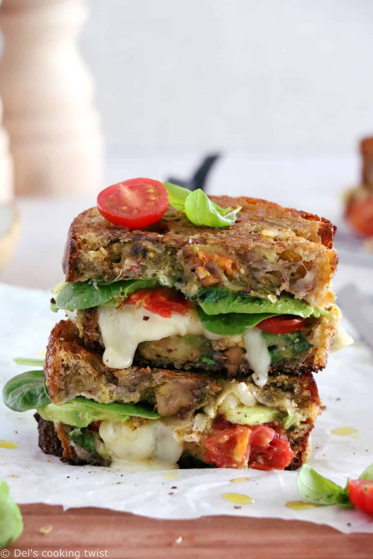 Idéal pour un repas sur le pouce, le grilled cheese avocat, tomates et mozzarella est une idée qui plaît aux petits comme aux grands.