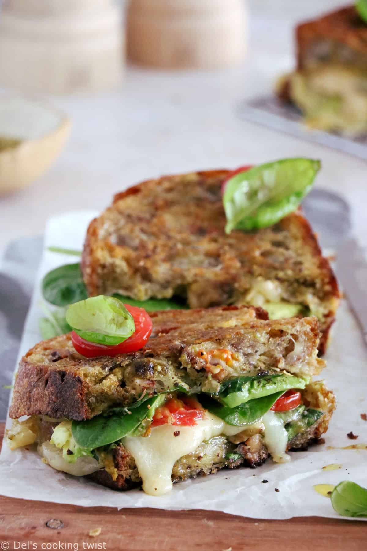 Idéal pour un repas sur le pouce, le grilled cheese avocat, tomates et mozzarella est une idée qui plaît aux petits comme aux grands.