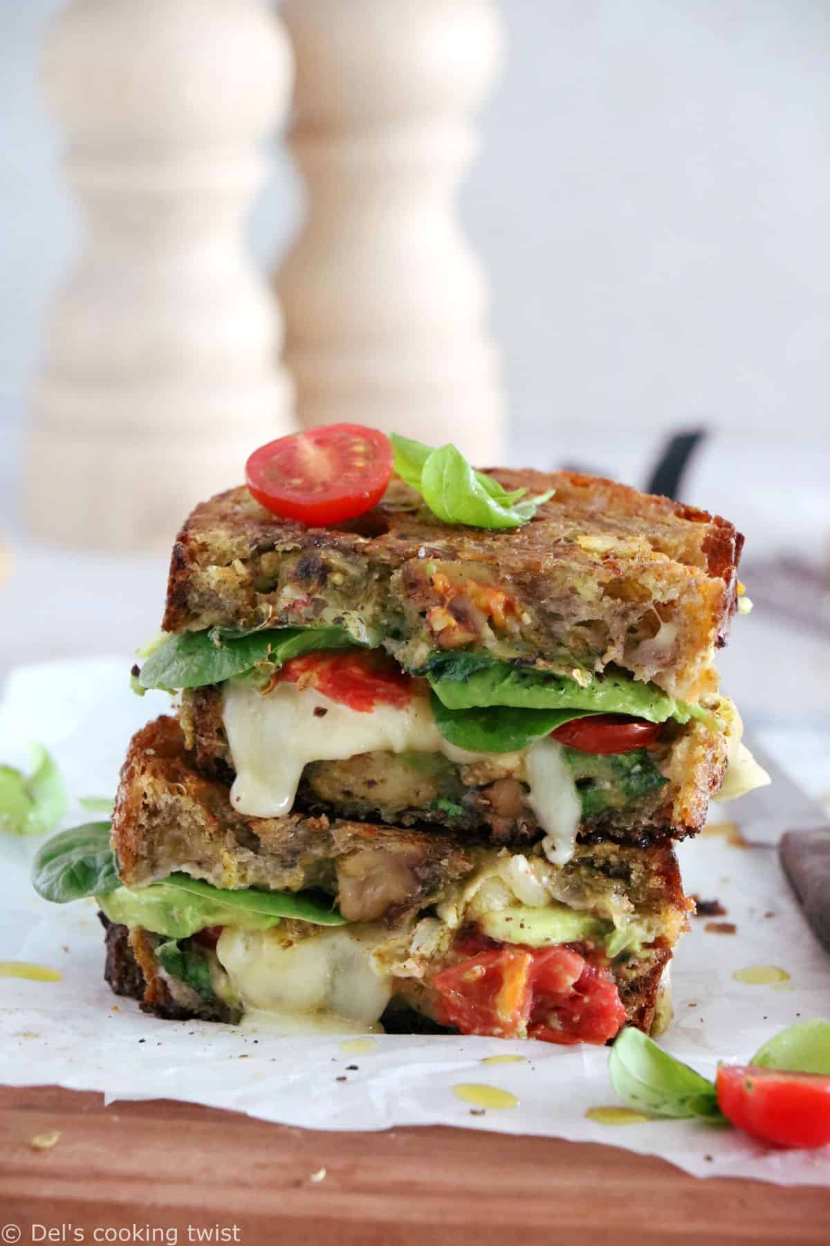 Idéal pour un repas sur le pouce, le grilled cheese avocat, tomates et mozzarella est une idée qui plaît aux petits comme aux grands.