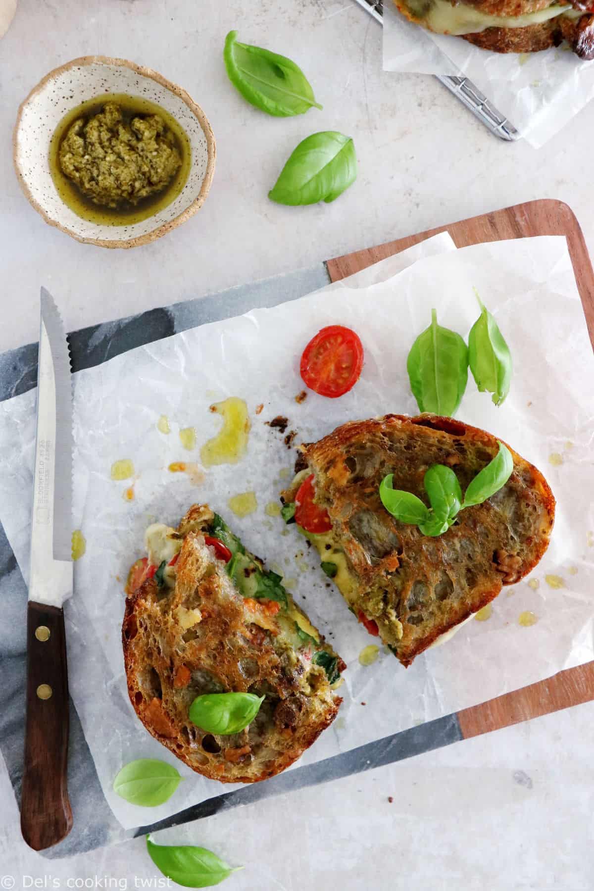 Idéal pour un repas sur le pouce, le grilled cheese avocat, tomates et mozzarella est une idée qui plaît aux petits comme aux grands.