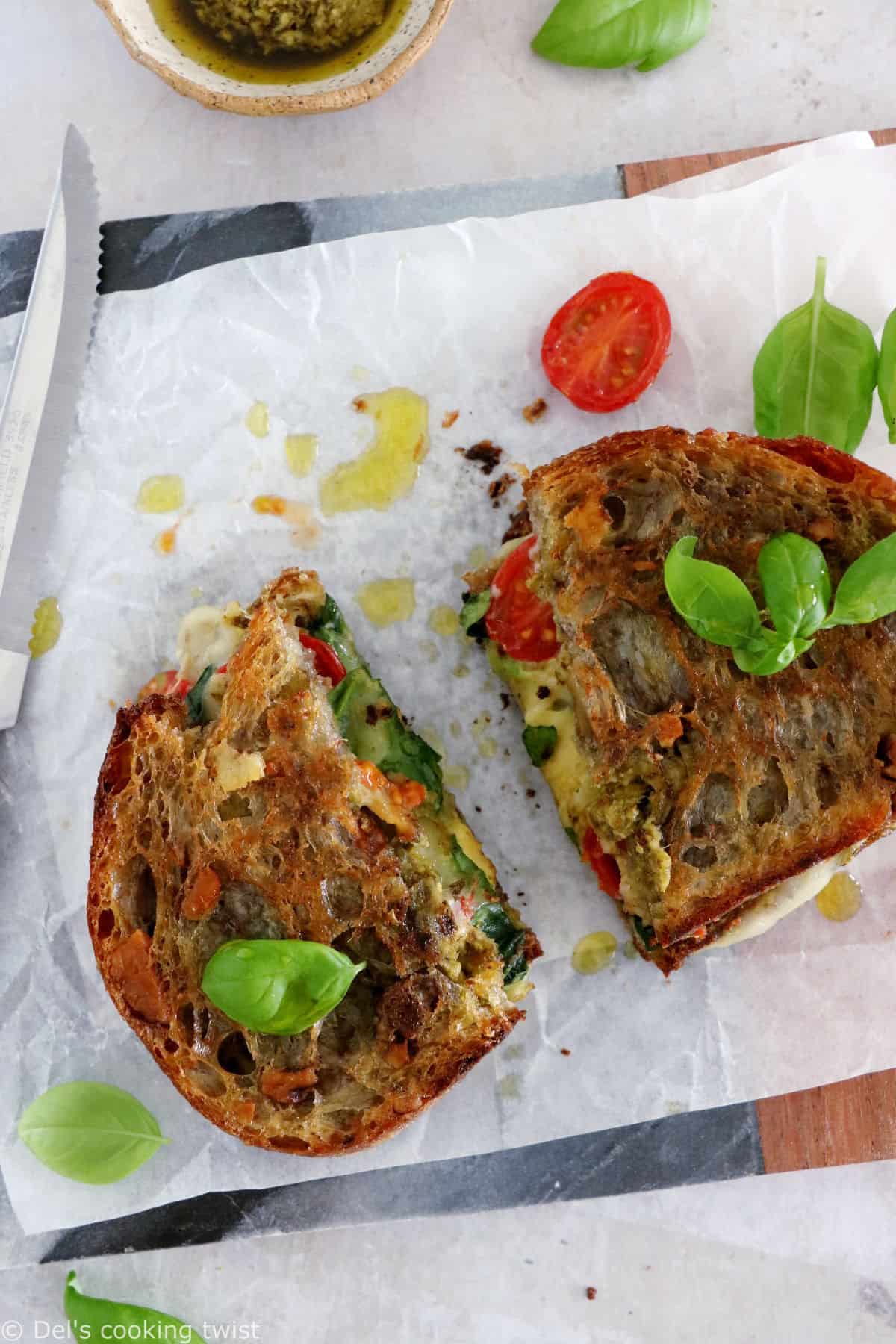 Idéal pour un repas sur le pouce, le grilled cheese avocat, tomates et mozzarella est une idée qui plaît aux petits comme aux grands.