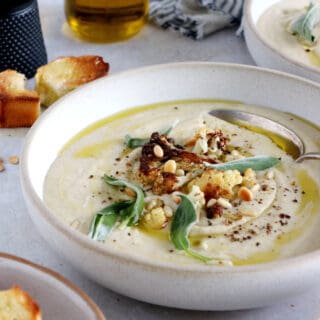 Une soupe de chou-fleur à la sauge aux milles saveurs, réalisée avec du chou-fleur rôti au citron, de l'ail et de la sauge pour apporter des notes rafraîchissantes et légèrement musquées.