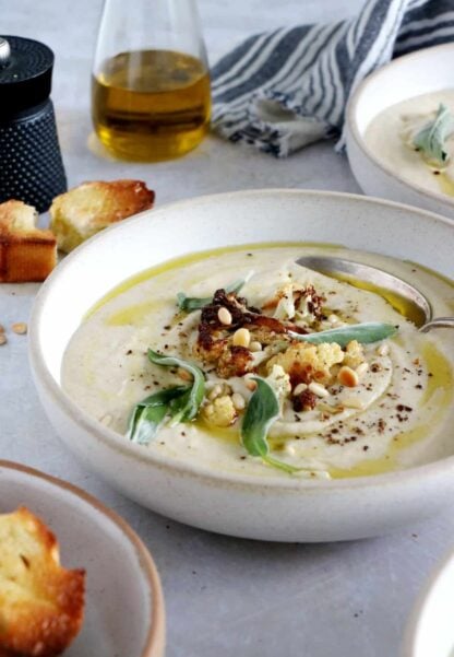 Une soupe de chou-fleur à la sauge aux milles saveurs, réalisée avec du chou-fleur rôti au citron, de l'ail et de la sauge pour apporter des notes rafraîchissantes et légèrement musquées.