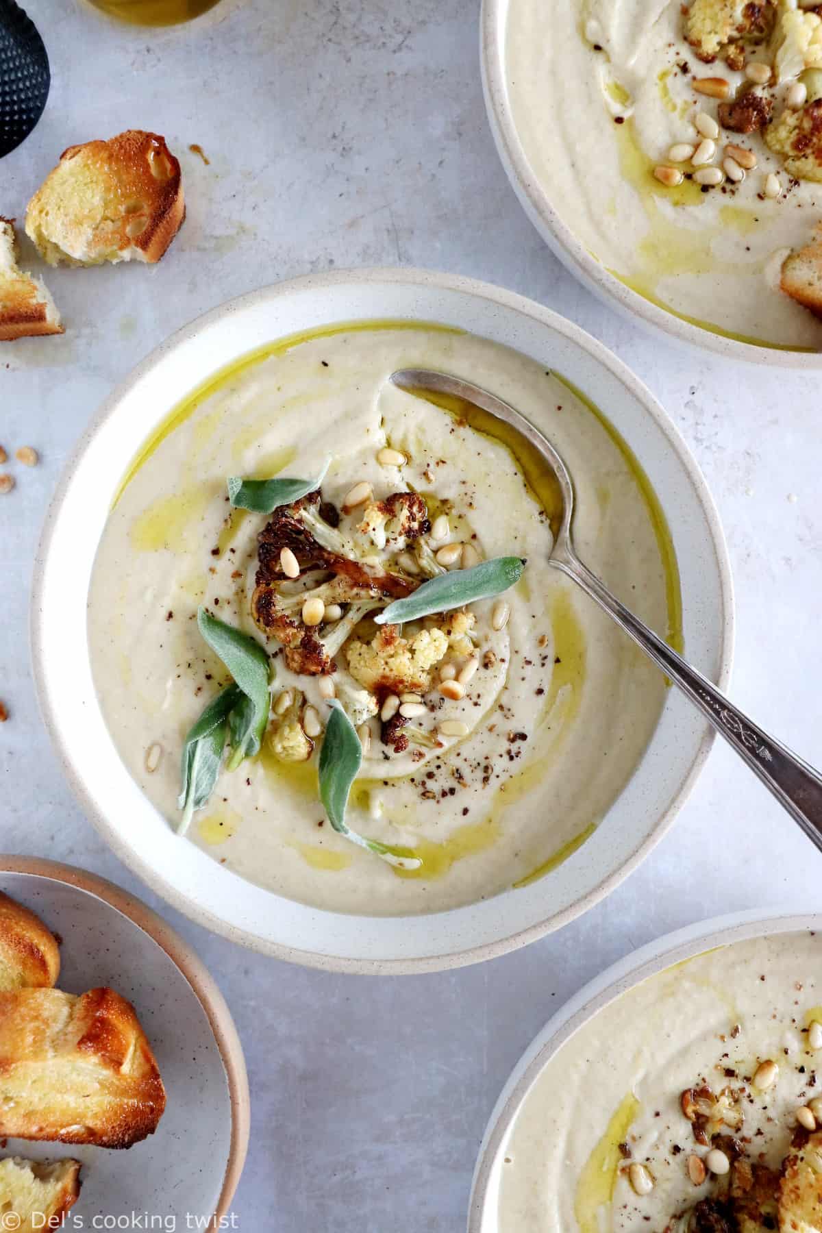 Une soupe de chou-fleur à la sauge aux milles saveurs, réalisée avec du chou-fleur rôti au citron, de l'ail et de la sauge pour apporter des notes rafraîchissantes et légèrement musquées.