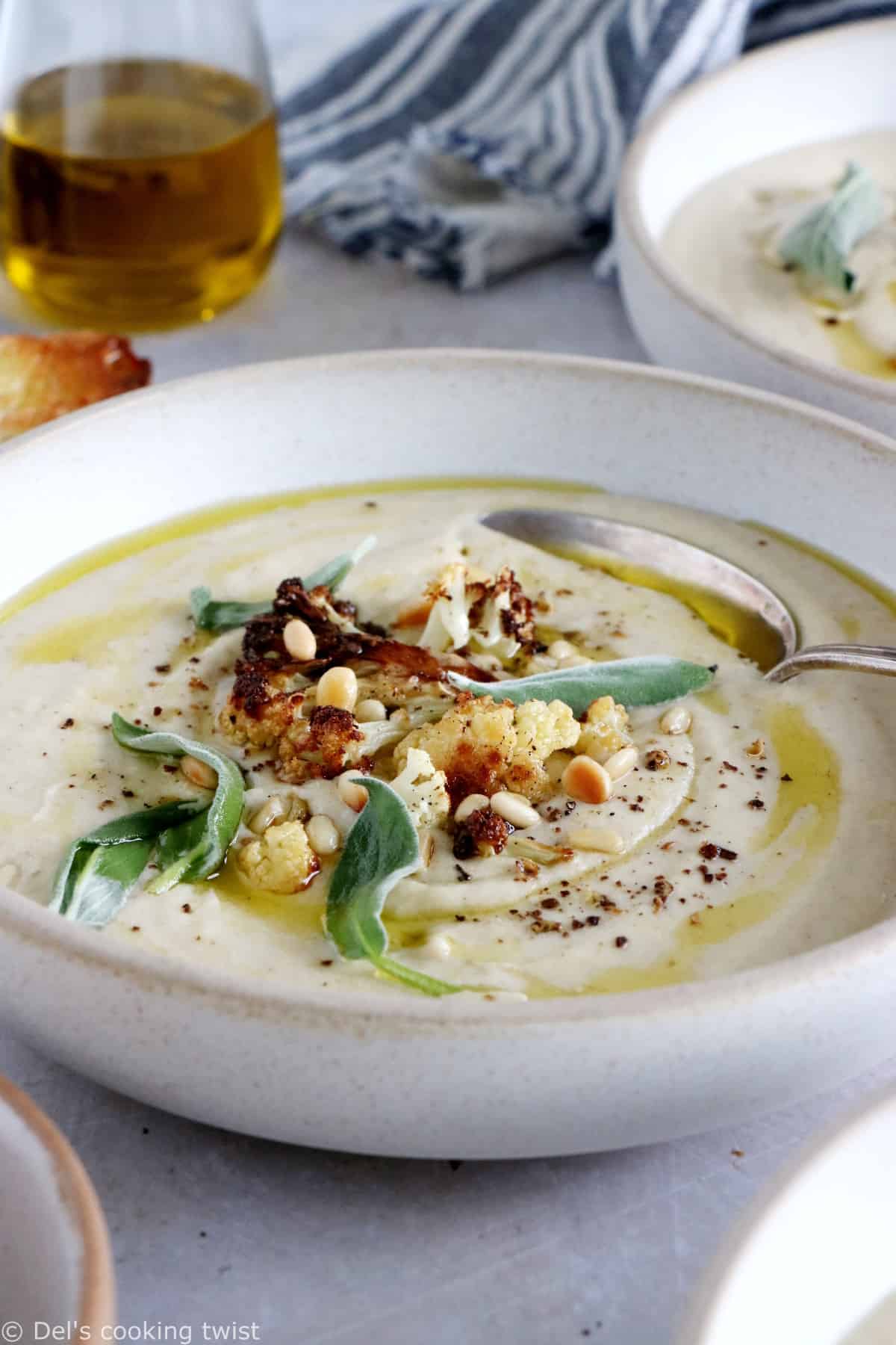 Une soupe de chou-fleur à la sauge aux milles saveurs, réalisée avec du chou-fleur rôti au citron, de l'ail et de la sauge pour apporter des notes rafraîchissantes et légèrement musquées.