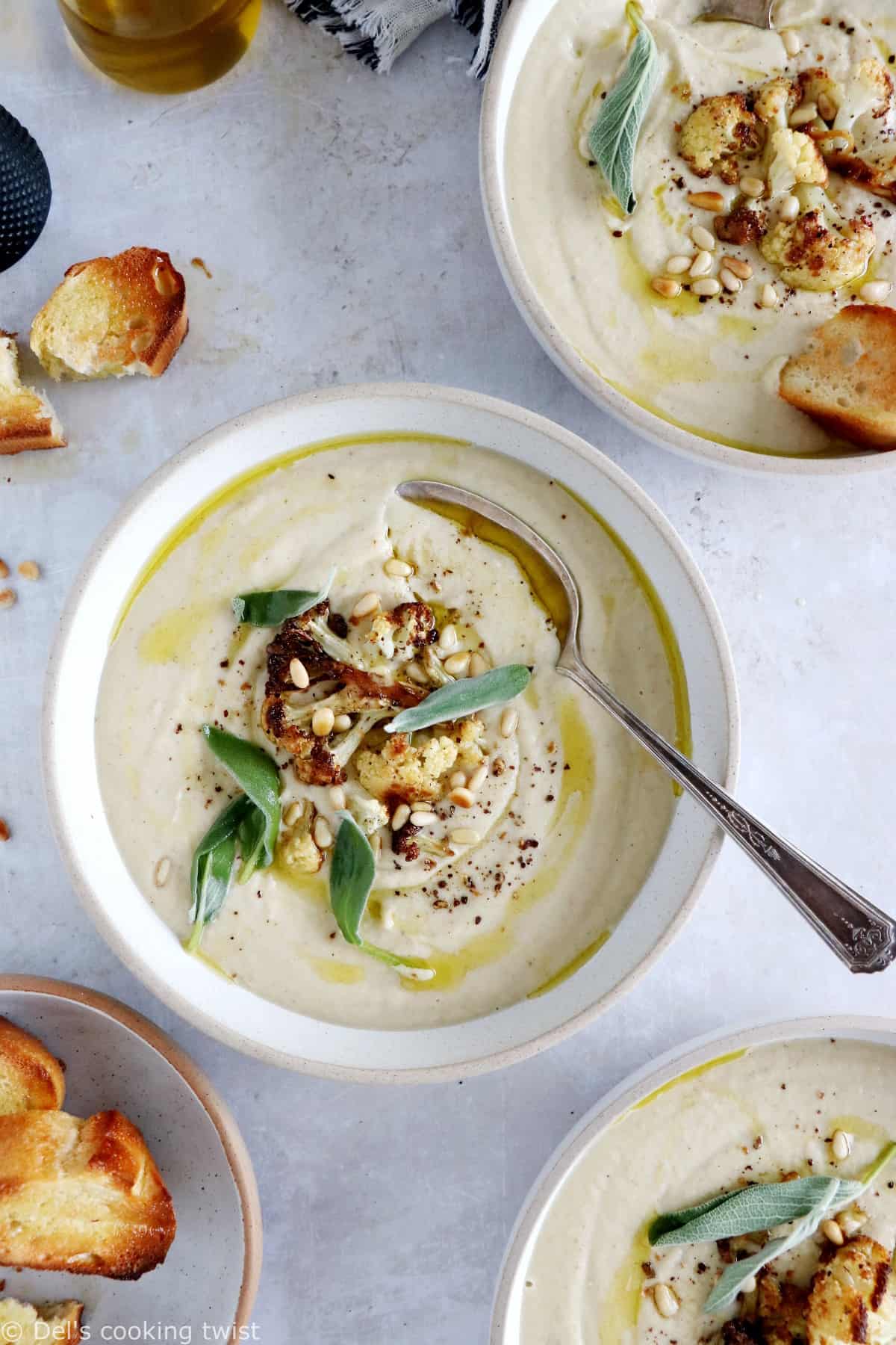 Une soupe de chou-fleur à la sauge aux milles saveurs, réalisée avec du chou-fleur rôti au citron, de l'ail et de la sauge pour apporter des notes rafraîchissantes et légèrement musquées.