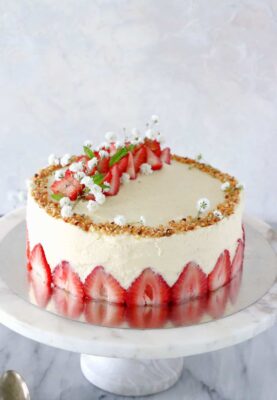 Les amateurs du fraisier traditionnel vont adorer la recette de ce fraisier maison facile, réalisé sans pâte d'amande. Entre deux couches de génoises, on retrouve une crème mousseline à la vanille et des fraises fraîches entière.