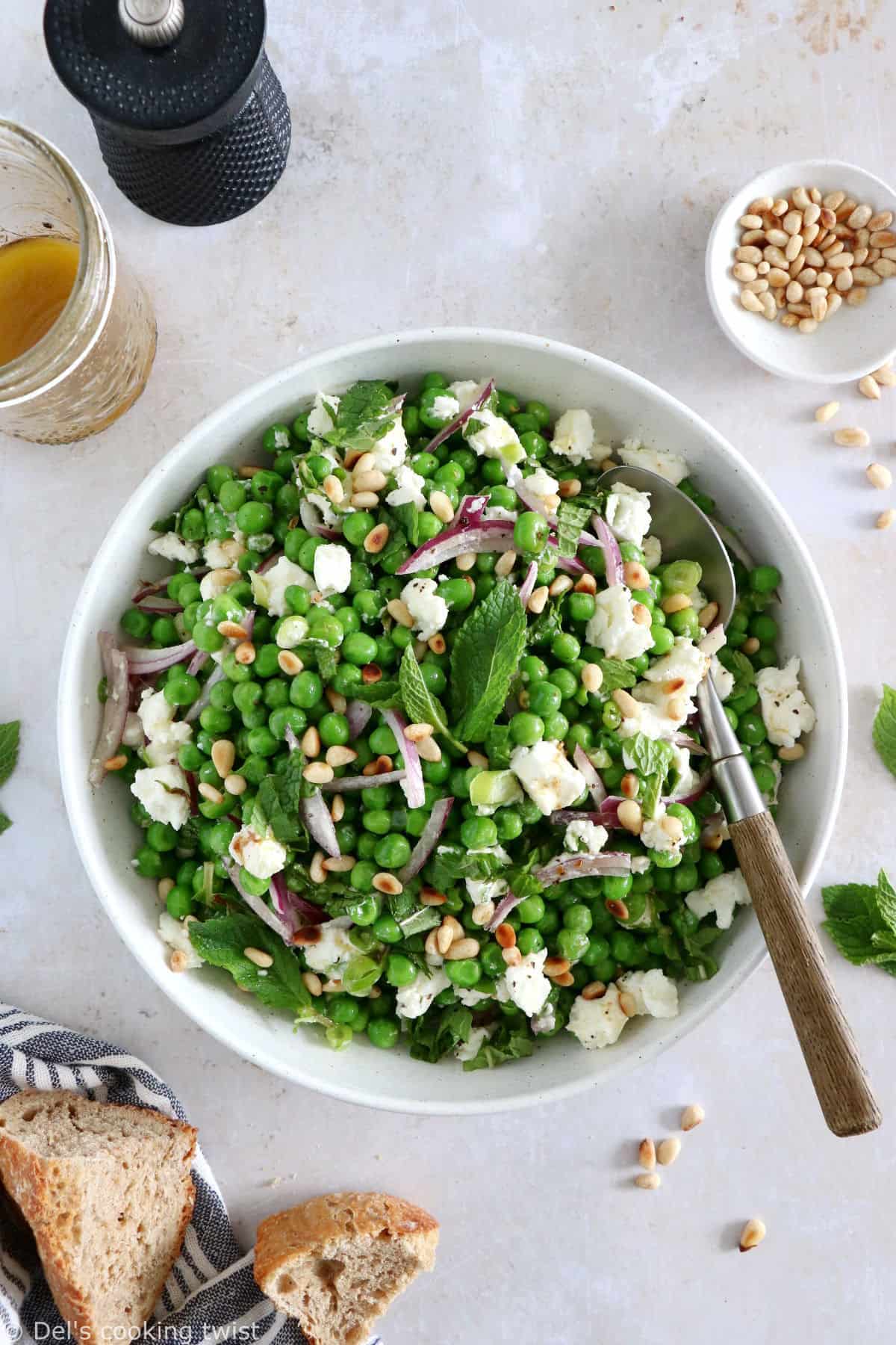 Simple et rafraîchissante, cette salade de petits pois, chèvre frais et menthe apporte le printemps dans votre assiette.