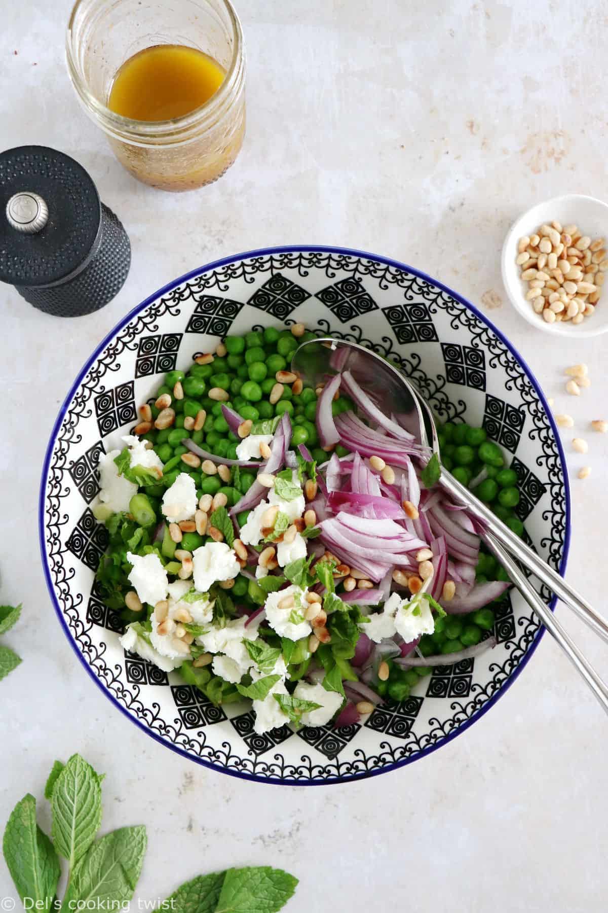 Simple et rafraîchissante, cette salade de petits pois, chèvre frais et menthe apporte le printemps dans votre assiette.