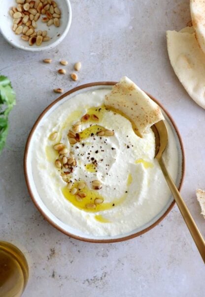 Le dip de feta est une tartinade remplie de fraîcheur très facile à préparer en 5 minutes chrono. L'idée parfaite pour un apéro dinatoire, à servir avec des chips de pain pita et des bâtonnets de crudités.