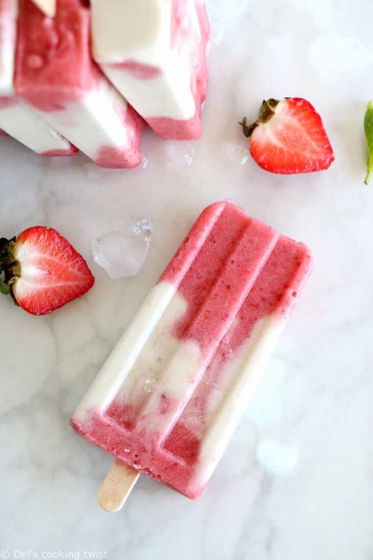 Les popsicles marbrés à la fraise et au lait de coco, c’est la petite douceur idéale pour l’été. Réalisés avec 3 ingrédients seulement, ils sont colorés, fruités et crémeux à la fois. Une recette vegan et sucrée naturellement.