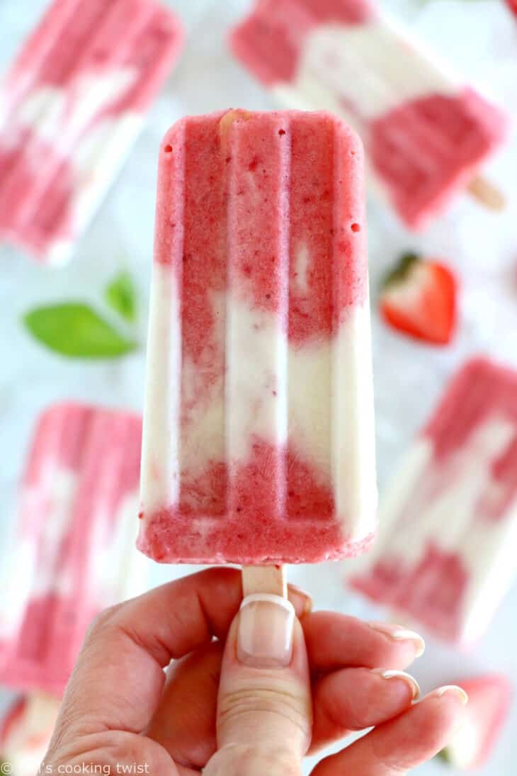 Les popsicles marbrés à la fraise et au lait de coco, c’est la petite douceur idéale pour l’été. Réalisés avec 3 ingrédients seulement, ils sont colorés, fruités et crémeux à la fois. Une recette vegan et sucrée naturellement.