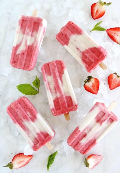 Les popsicles marbrés à la fraise et au lait de coco, c’est la petite douceur idéale pour l’été. Réalisés avec 3 ingrédients seulement, ils sont colorés, fruités et crémeux à la fois. Une recette vegan et sucrée naturellement.