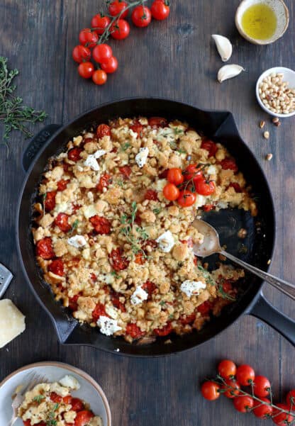 Le crumble de tomates cerises et chèvre frais, c'est un plat simple et léger pour l'été. On y retrouve des tomates bien juteuses et du chèvre frais, sous un crumble au parmesan à la fois subtile et croustillant.