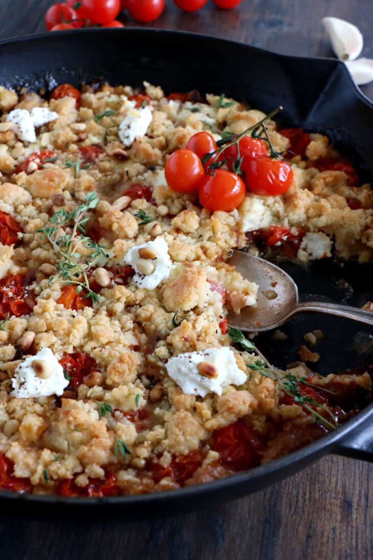 This cherry tomato and goat cheese crumble is bursting with juicy and cheesy flavors with a subtle crunch touch to it.