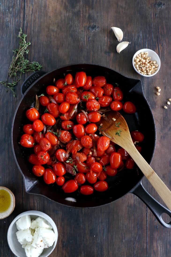 This cherry tomato and goat cheese crumble is bursting with juicy and cheesy flavors with a subtle crunch touch to it.