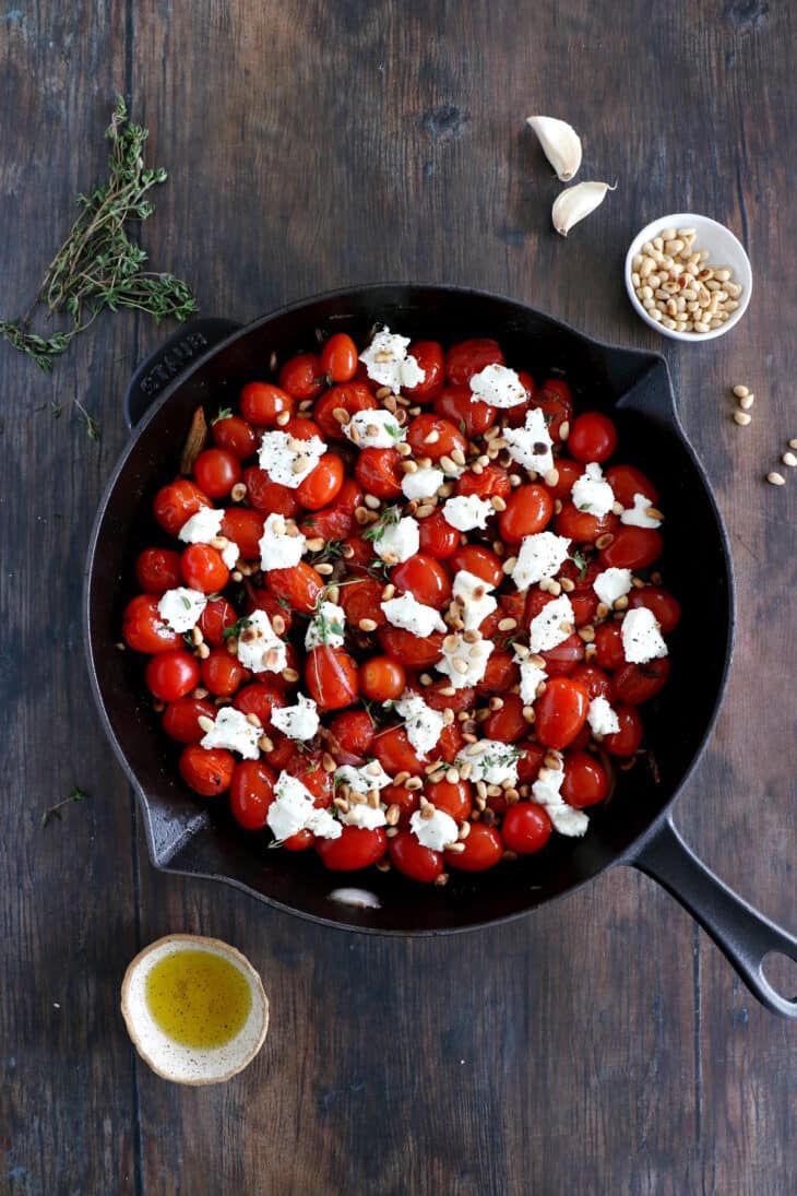 This cherry tomato and goat cheese crumble is bursting with juicy and cheesy flavors with a subtle crunch touch to it.