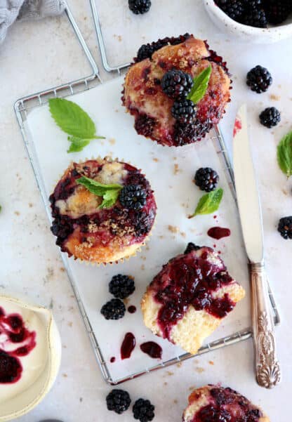 Ces muffins aux mûres sont incroyablement moelleux et renferment des couches marbrées à la confiture de mûre (maison).