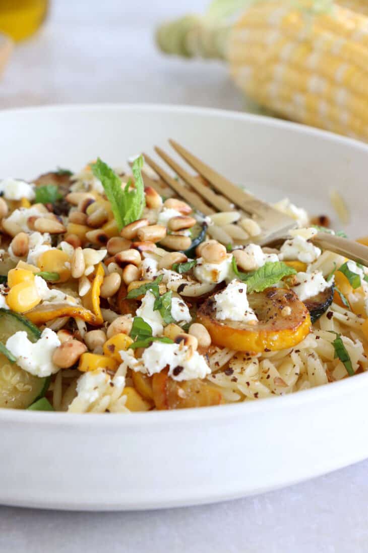 Salade de pâtes Orzo aux légumes d'été - NUAGE DE LAIT