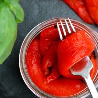 Découvrez la technique ultra facile des poivrons rôtis au four et utilisez-les en salades, sandwichs, ou comme base pour réaliser des dips.
