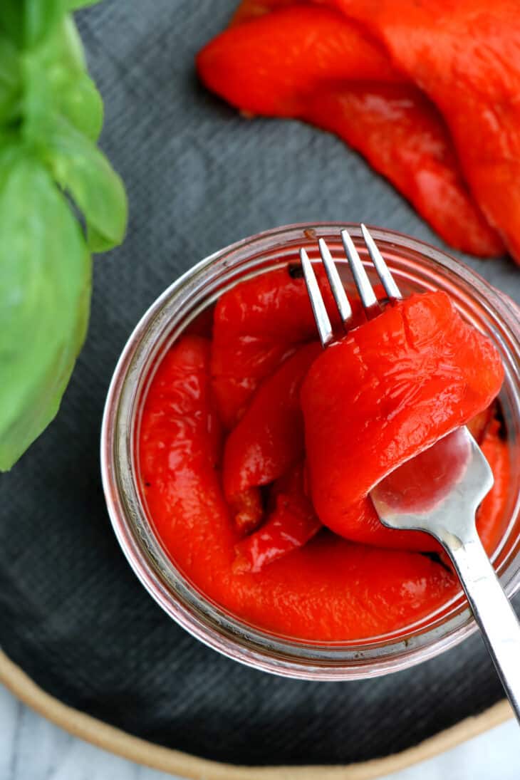 Découvrez la technique ultra facile des poivrons rôtis au four et utilisez-les en salades, sandwichs, ou comme base pour réaliser des dips.