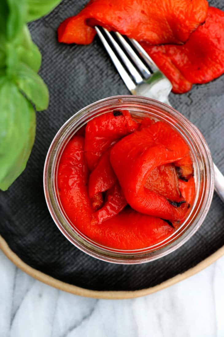 Découvrez la technique ultra facile des poivrons rôtis au four et utilisez-les en salades, sandwichs, ou comme base pour réaliser des dips.