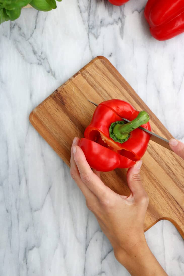 Découvrez la technique ultra facile des poivrons rôtis au four et utilisez-les en salades, sandwichs, ou comme base pour réaliser des dips.