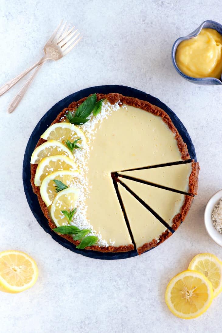 5 ingrédients seulement pour cette tarte au citron ultra facile et très rafraîchissante, réalisée sur une base de biscuits Spéculoos.